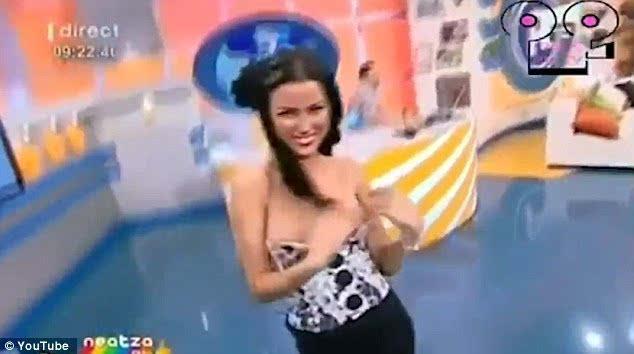 女主播直播走光无遮挡,女主播无遮挡瞬间引发网友热议