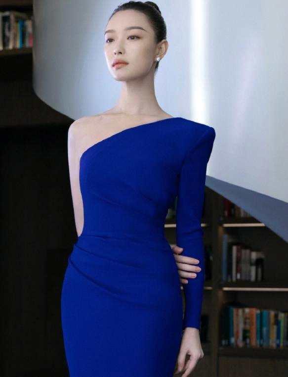 张也的泳装照片,展现优雅魅力，诠释时尚态度