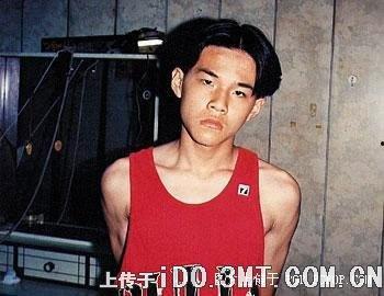 周杰伦刚出道照片,从青涩少年到音乐天王